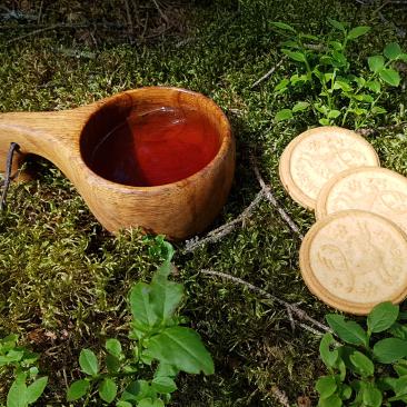 Kakor och te i skogen